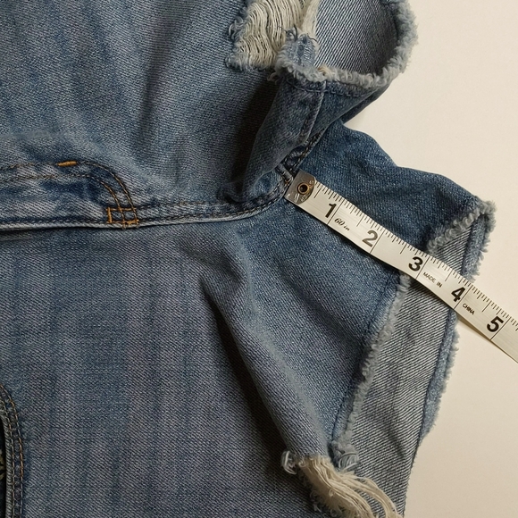 Old Navy High Waisted Distressed Jean Shorts 10 - Picture 8 of 10